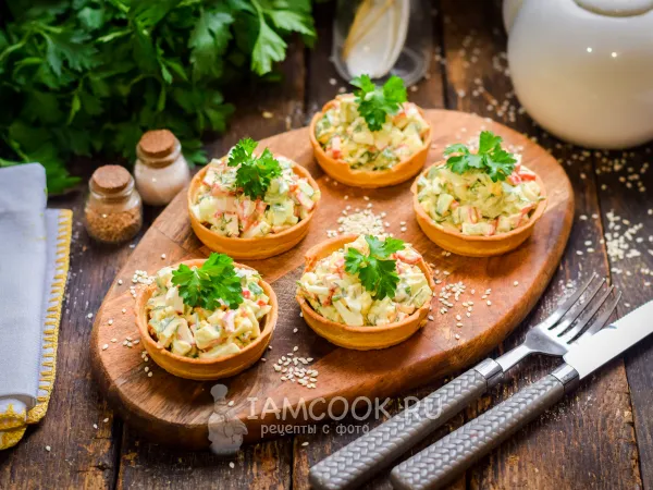 Фото готового блюда: Тарталетки с крабовыми палочками, яйцом и огурцом