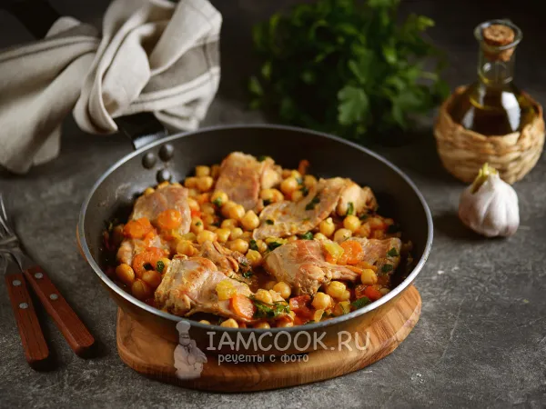 Фото готового блюда: Тушеный кролик с нутом и овощами в сковороде