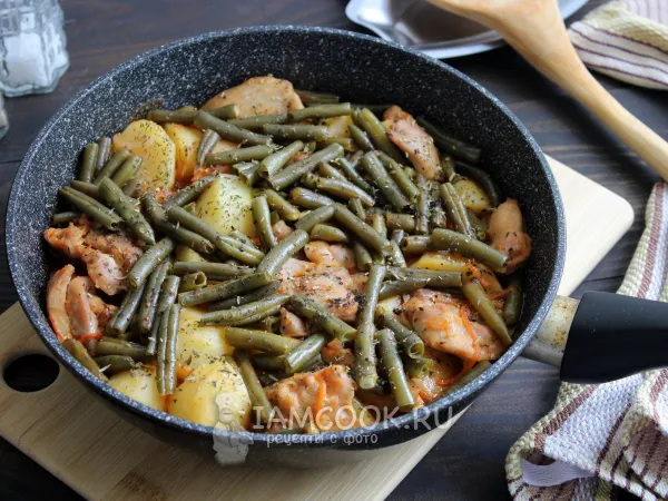 Фото блюда: Тушеная курица с картошкой и стручковой фасолью