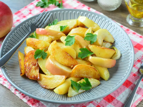 Фото готового блюда: Жареная картошка с яблоками