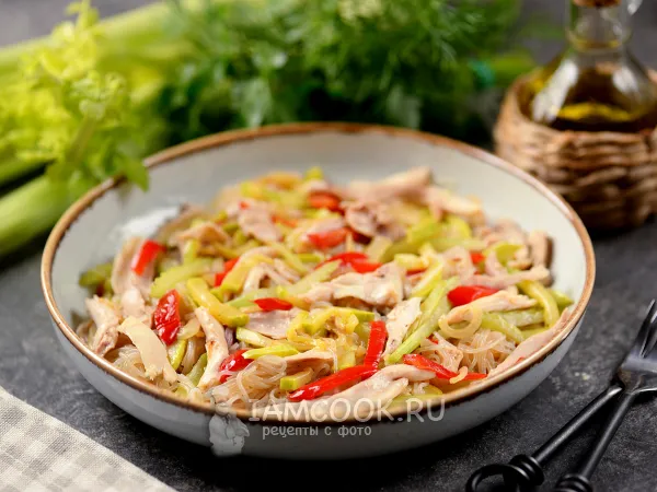 Фото блюда: Теплый салат с фунчозой, курицей и овощами