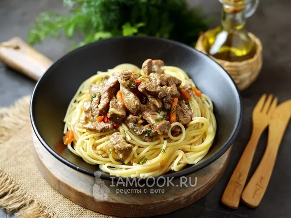 Фото готового блюда: Тушеная говядина с луком и морковью