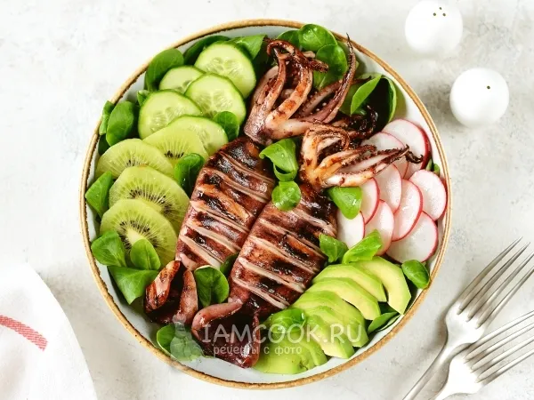 Фото готового блюда: Салат с кальмаром-гриль, фруктами и зеленью