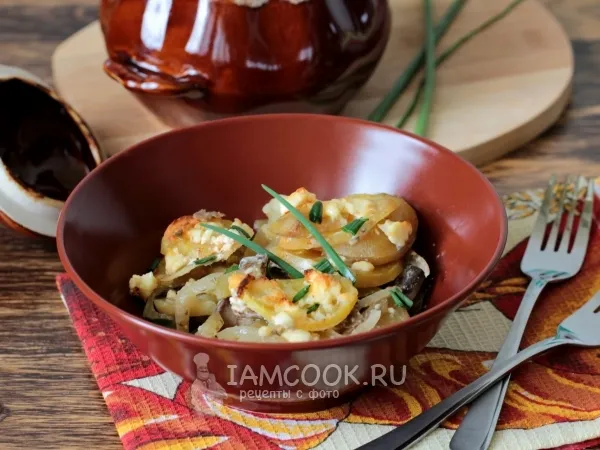 Фото готового блюда: Картошка с грибами в горшочках