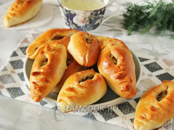 Фото готового блюда: Расстегай с рыбой и картошкой