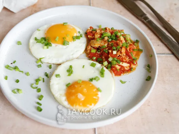Фото блюда: Яичница с курицей и помидорами