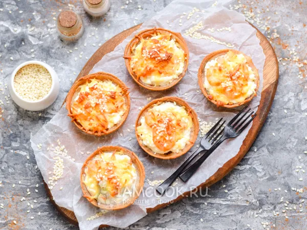 Фото готового блюда: Тарталетки с креветками, запеченные в духовке под сыром