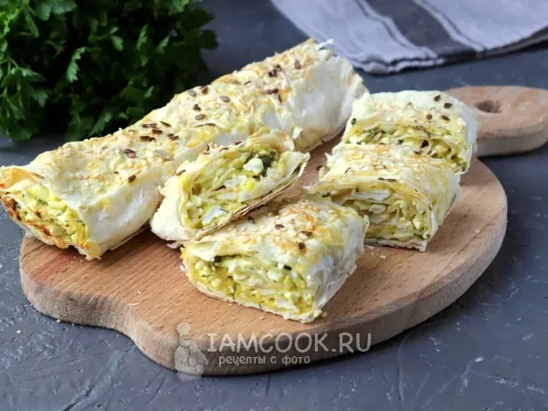 Фото готового блюда: Рулет из лаваша с творогом и семенами в духовке