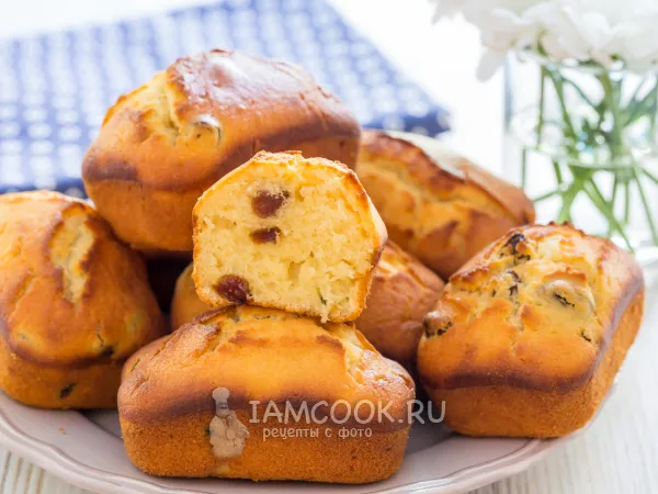 Фото готового блюда: Кексы на кефире с изюмом в формочках