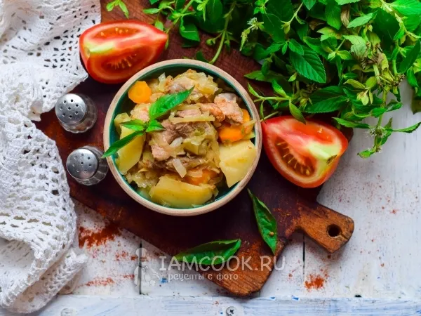 Фото блюда: Тушеная капуста с мясом и картошкой мультиварке