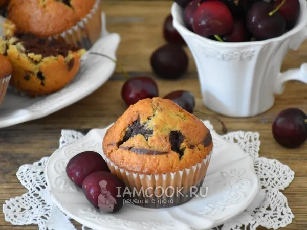 Фото блюда: Ванильно-шоколадные маффины с черешней