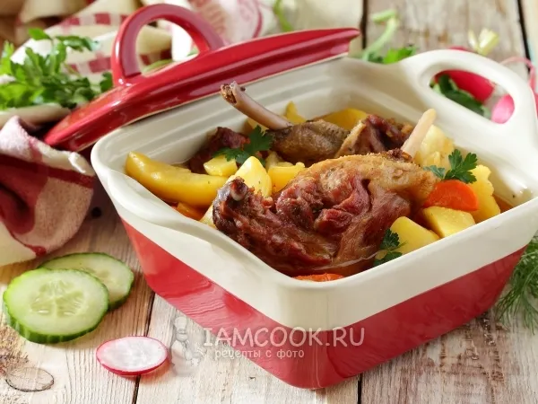 Фото готового блюда: Тушеная утка с картошкой