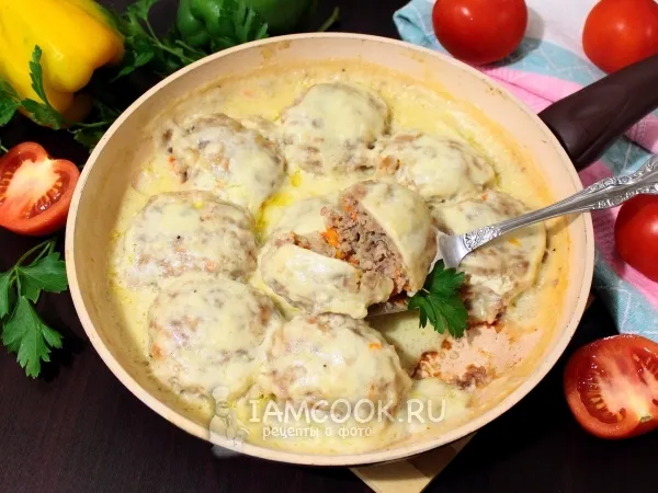 Фото готового блюда: Мясные ежики в сметанном соусе на сковороде