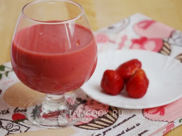 Фото готового блюда: Коктейль со сливками и клубникой