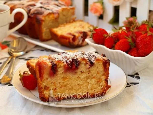 Фото готового блюда: Кекс с клубникой на сметане