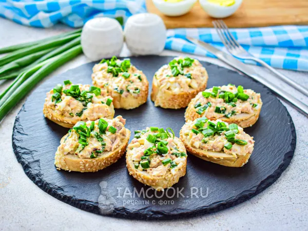 Фото блюда: Бутерброды с печенью трески, яйцом и луком