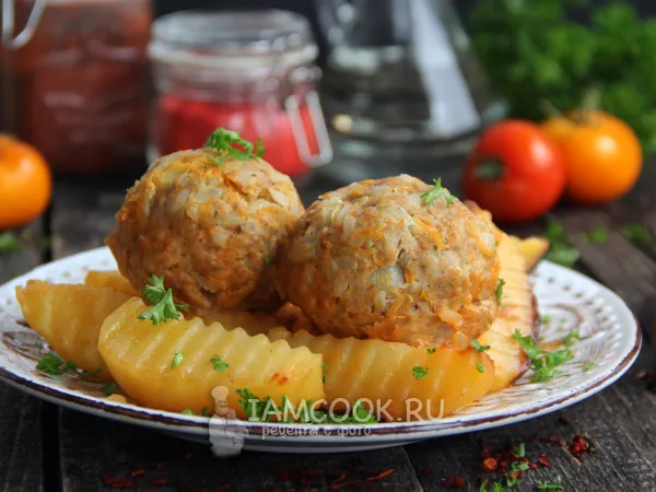 Фото готового блюда: Тефтели с картошкой на сковороде в соусе