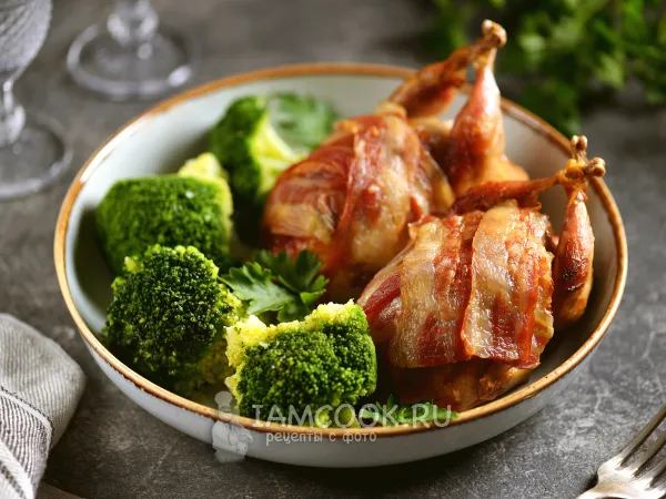 Фото готового блюда: Перепела с финиками, яблоком и беконом в духовке