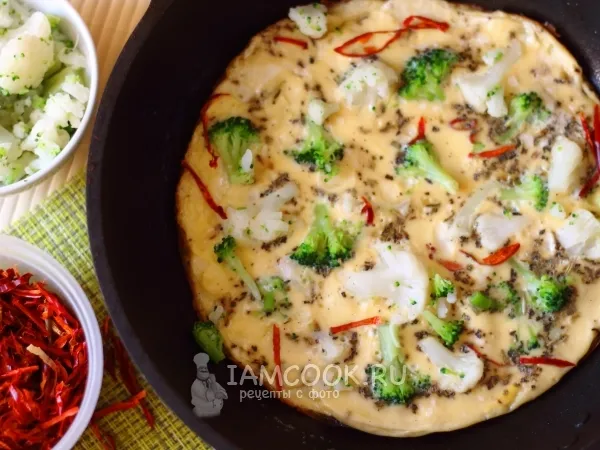 Фото готового блюда: Омлет с брокколи и цветной капустой