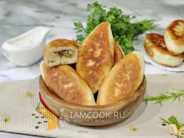 Фото готового блюда: Пирожки с солеными огурцами и луком