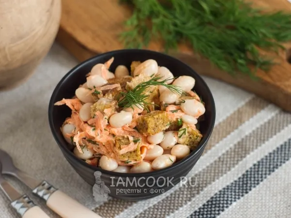 Фото блюда: Зимний салат из фасоли с хлебом и чесноком