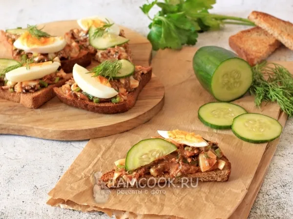 Фото готового блюда: Бутерброды с килькой в томате
