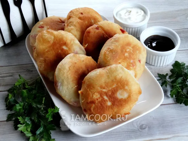 Фото готового блюда: Пышки с колбасой и сыром на сковороде