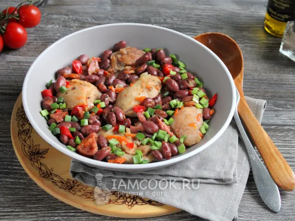 Фото блюда: Курица с фасолью и колбасой