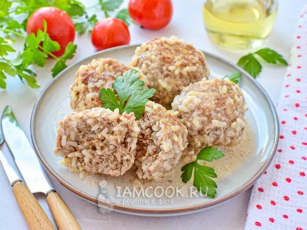 Фото готового блюда: Ёжики из индейки с рисом на сковороде