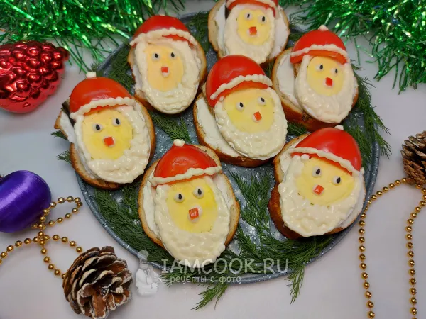 Фото блюда: Бутерброды «Дед Мороз» со шпротами