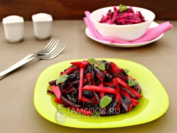 Фото готового блюда: Салат из свеклы с черносливом и яблоком