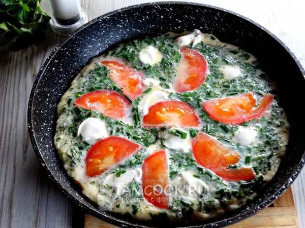 Фото блюда: Омлет с помидорами и зеленью на сковороде