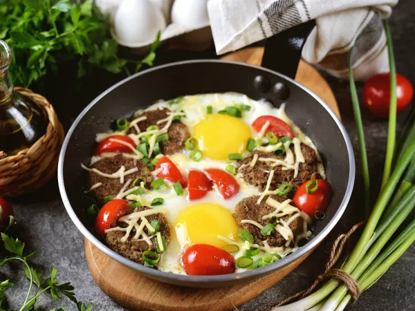 Фото блюда: Яичница с ливерной колбасой