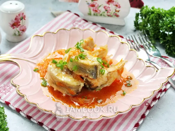 Фото блюда: Тушеный судак с луком и морковью