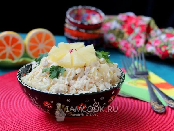Фото готового блюда: Салат с ананасом, куриной грудкой и сельдереем