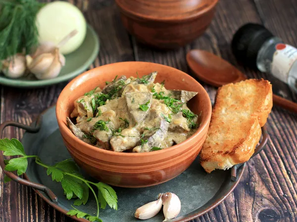 Фото готового блюда: Говяжья печень с луком в сметане (на сковороде)