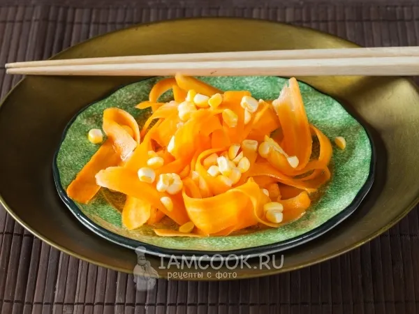 Фото готового блюда: Салат из моркови и кукурузы