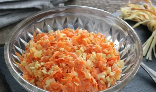 Фото блюда: Салат из сырой моркови и сыра чечил