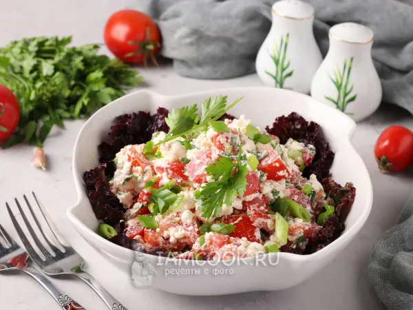Фото блюда: Салат с помидорами, творогом и чесноком