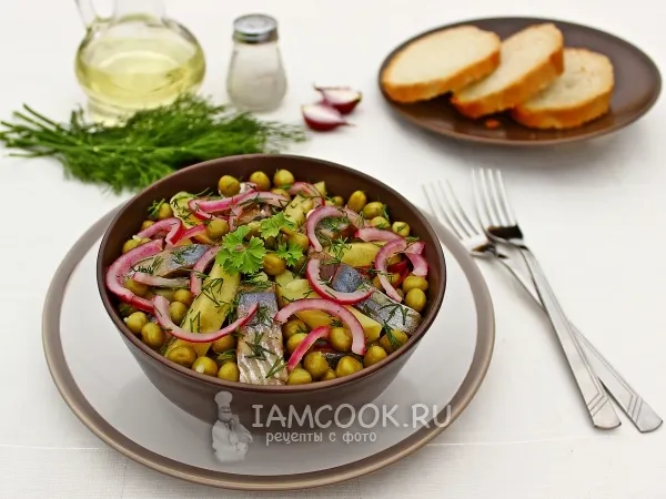 Фото блюда: Салат из селедки с горошком