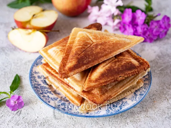 Фото готового блюда: Пирожки в мультипекаре