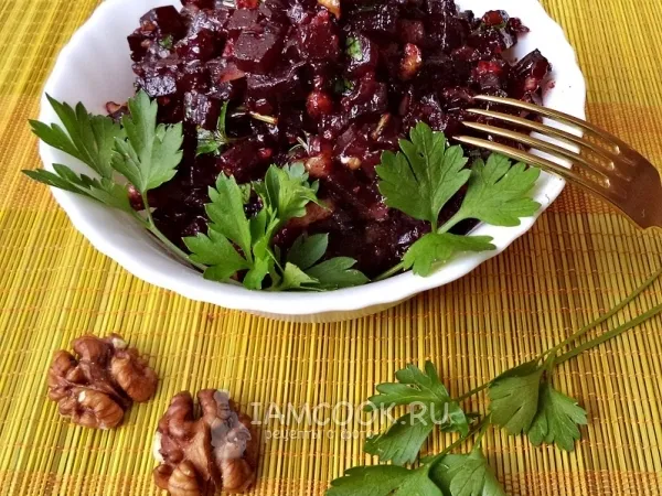 Фото готового блюда: Закуска из свёклы с орехами