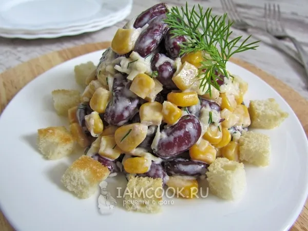 Фото готового блюда: Салат с кукурузой и сухариками