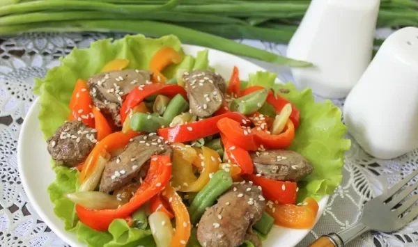 Фото блюда: Теплый салат с куриной печенью и овощами
