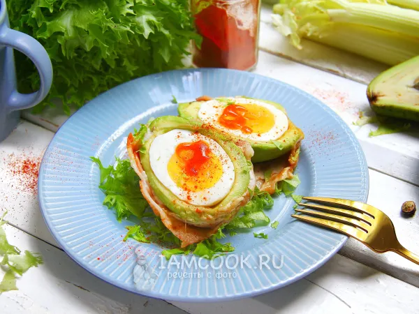 Фото готового блюда: Фаршированное авокадо в беконе (с целым яйцом внутри)