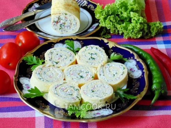 Фото блюда: Яичный рулет с крабовыми палочками, сыром и зеленью