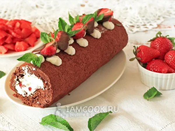 Фото блюда: Шоколадный рулет с клубникой и сливками