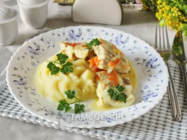 Фото блюда: Филе минтая в сметане на сковороде