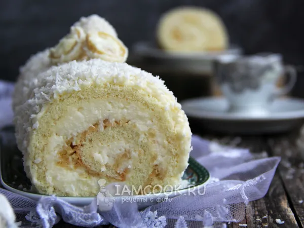 Фото готового блюда: Бисквитный рулет «Рафаэлло»