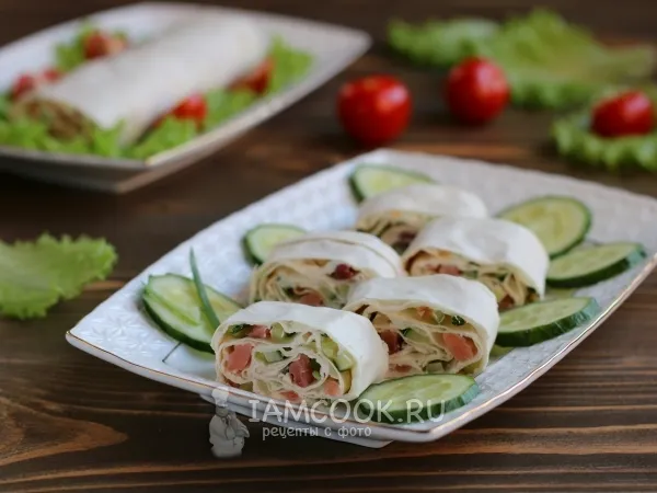 Фото блюда: Рулет из лаваша с горбушей, творожным сыром и огурцом